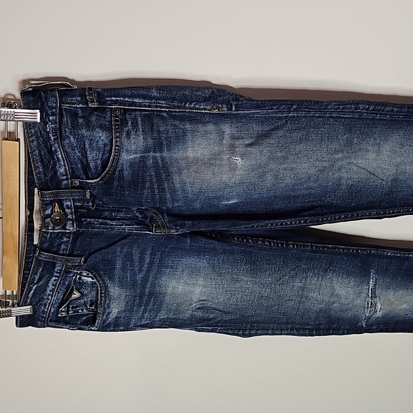 Guess dark wash 28x32 distressed style skinny jeans - Picture 2 of 7